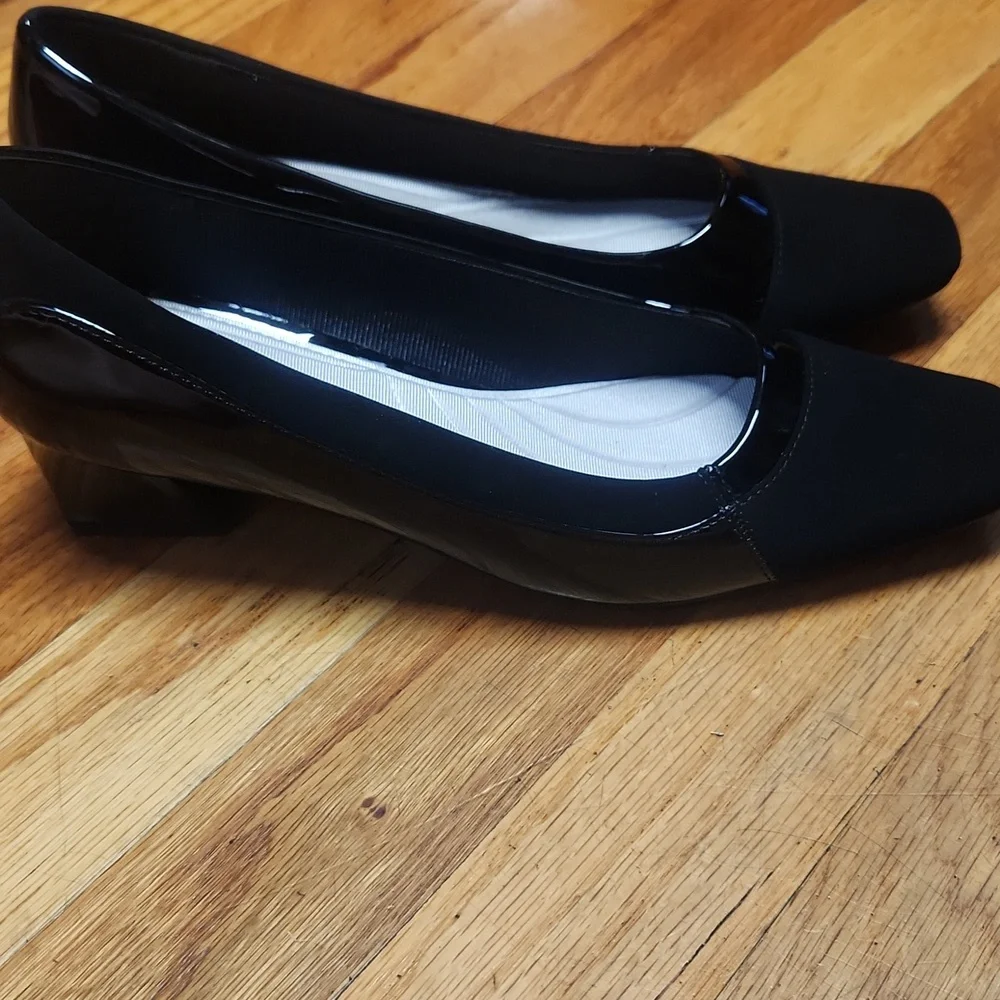 Easy Street Women's Black Flats, NWT - Picture 2 of 12